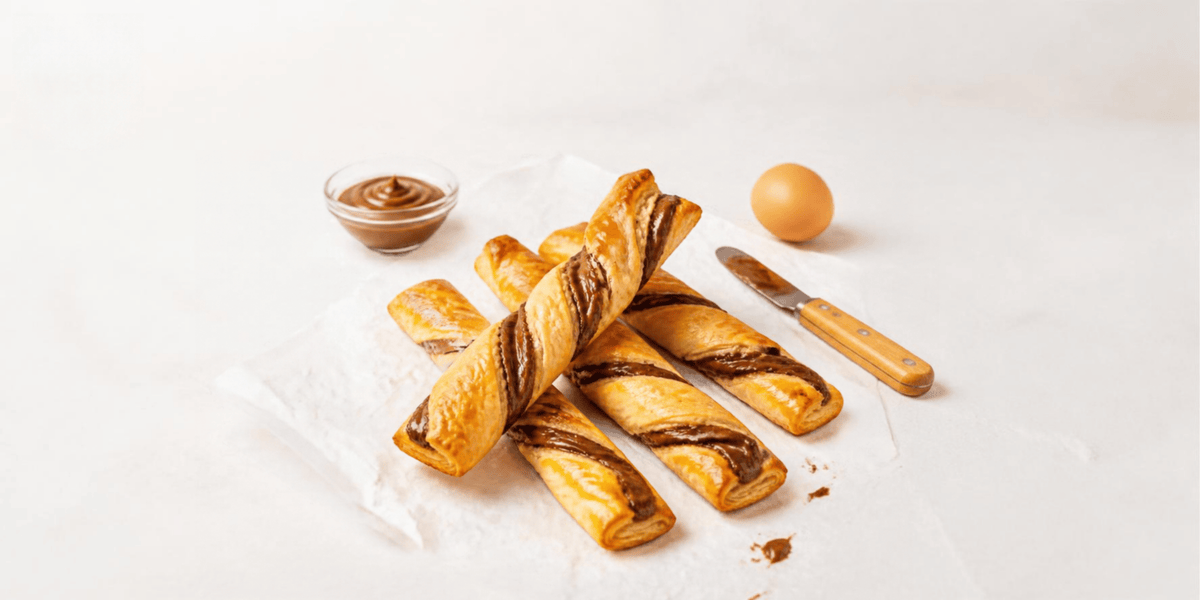 Knusprige Schokostangen aus zartem Teig mit feiner Schokoladennote. Im Ofen goldbraun gebacken, eignen sie sich als süßer Snack, zum Kaffee oder zum Verschenken.