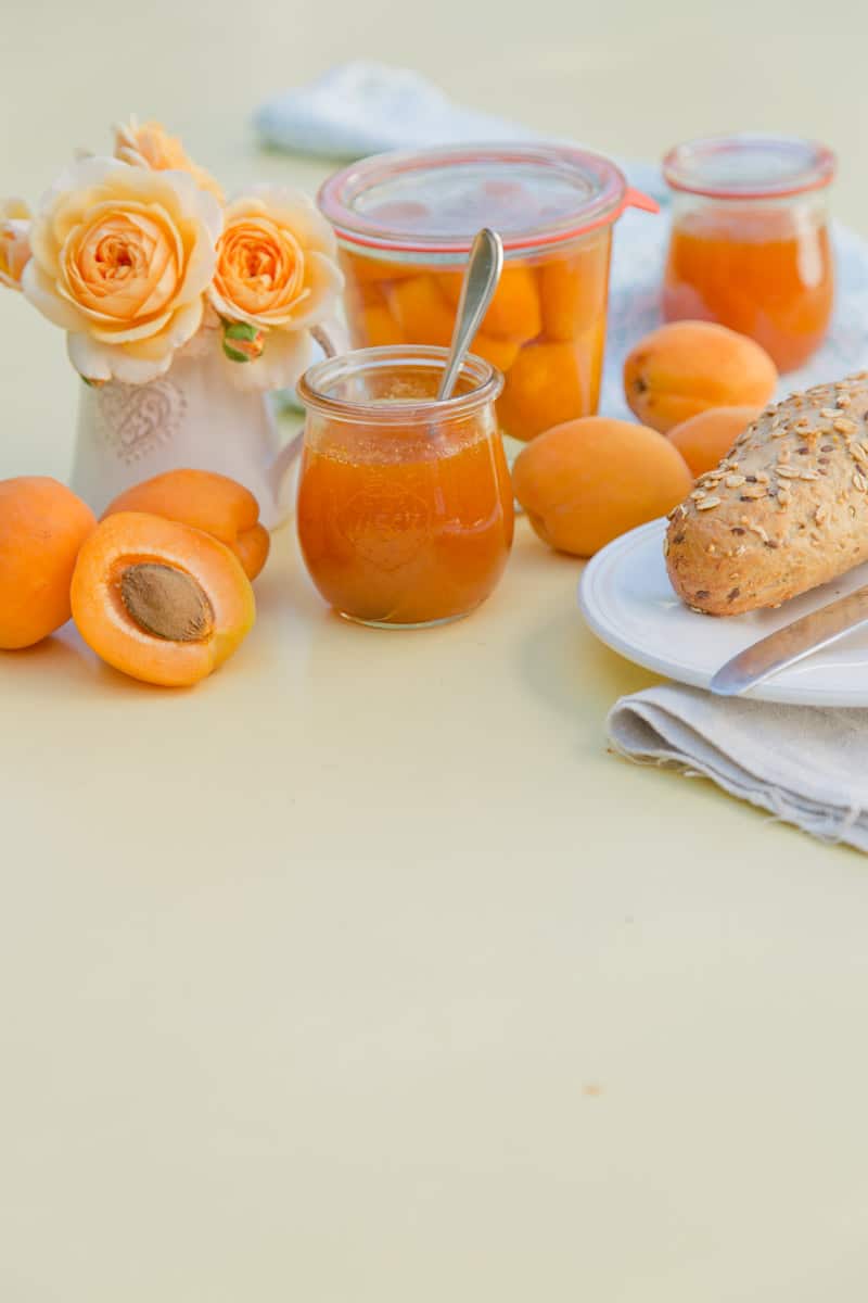 Aprikosen-Konfitüre Arbeitszeit 25 Min.Koch-/Backzeit 10 Min.Ziehzeit 2 Std. Gesamtzeit 2 Std. 35 Min. 7 WECK-Tulpengläser à 220 ml mit Einkochringen, Deckeln und Einweck-Klammern