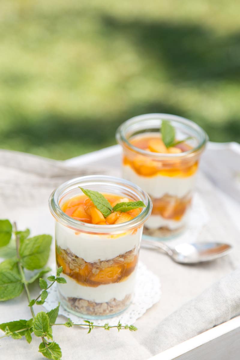 Aprikosen-Schichtdessert Arbeitszeit 30 Min.Koch-/Backzeit 15 Min.Gesamtzeit 45 Min. 1 Backblech mit Backpapier5 WECK-Sturzgläser à 160 ml