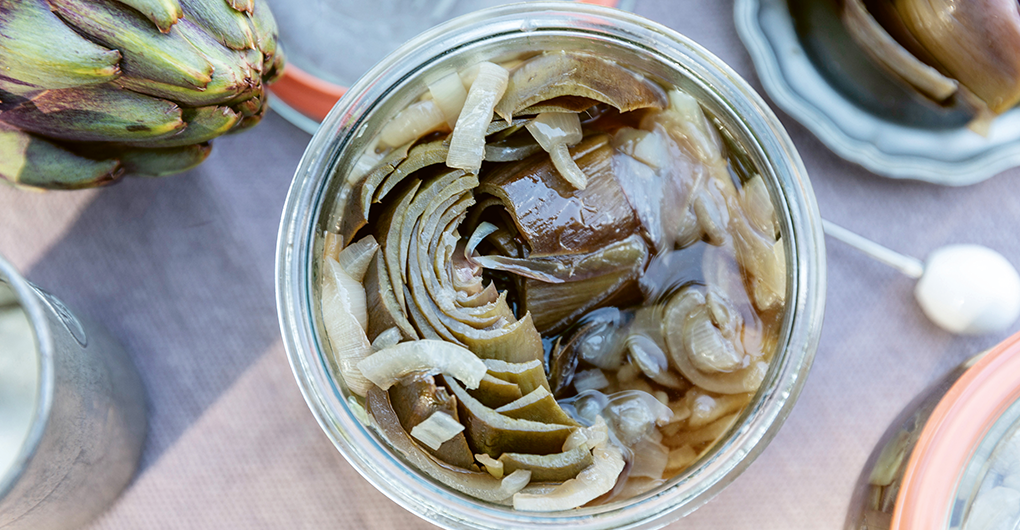 Artischocken mit roten Zwiebeln