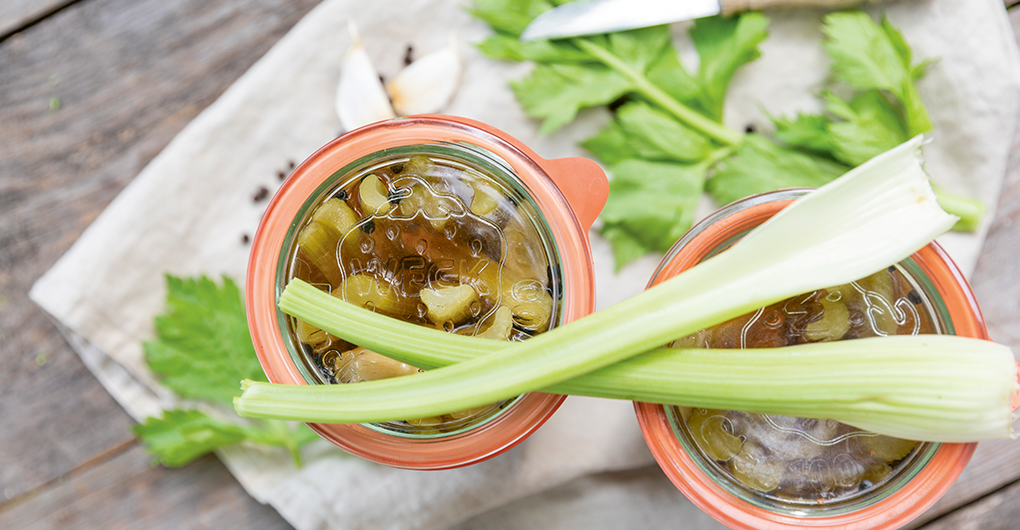 Stangensellerie mit Knoblauch