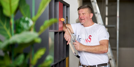 Sascha bei der seiner Tätigkeit im WECK-Firmengebäude.