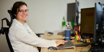 Jaqueline bei der ihrer Tätigkeit im WECK-Firmengebäude.