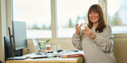 Manuela bei der ihrer Tätigkeit im WECK-Firmengebäude.
