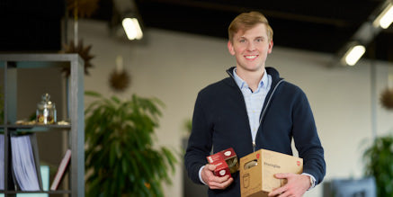Lennard bei der seiner Tätigkeit im WECK Firmengebäude.