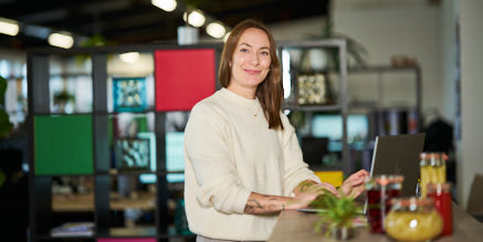 Alexandra bei der ihrer Tätigkeit im WECK-Firmengebäude.