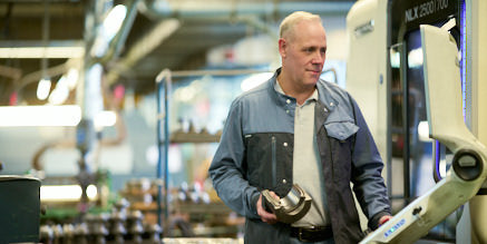 Guido bei der seiner Tätigkeit im WECK-Glaswerk.