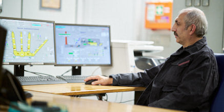 Kemal bei der seiner Tätigkeit im WECK-Glaswerk.