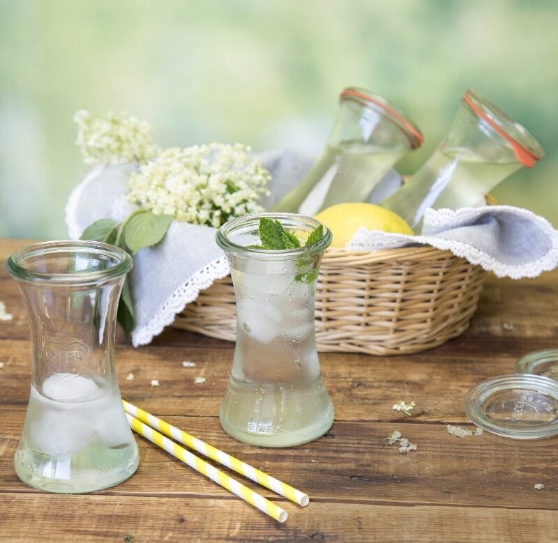 Holunderblüten-Sirup mit Zitrone Arbeitszeit 25 Min.Einkochzeit 30 Min. 18 WECK-Gläser in Delikatessenform à 200 ml Inhalt