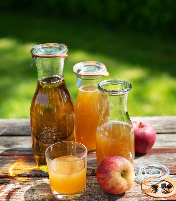 Klarer & Naturtrüber Apfelsaft 1 Einkochtopf mit Entsaftereinsatz,2 - 3 WECK-Saftflaschen à 1 l mit Glasdeckeln, Gummiringen und Klammern,1 Obstpresse,1 Obstmühle,