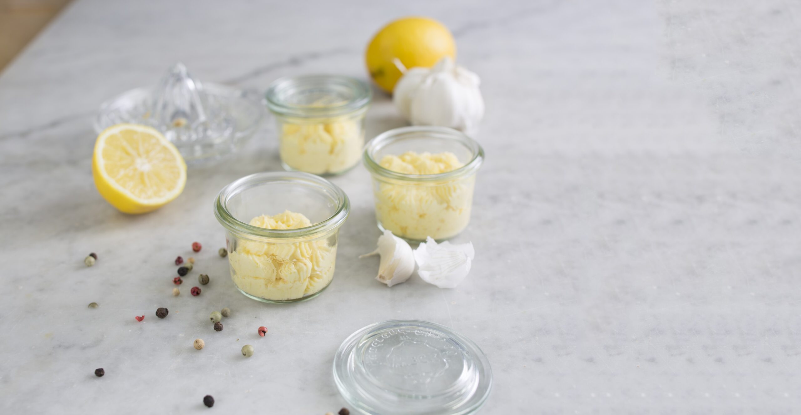 Knoblauch-Butter Arbeitszeit 20 Min. 5 WECK-Gläser in Sturzform à 80 ml Inhalt
