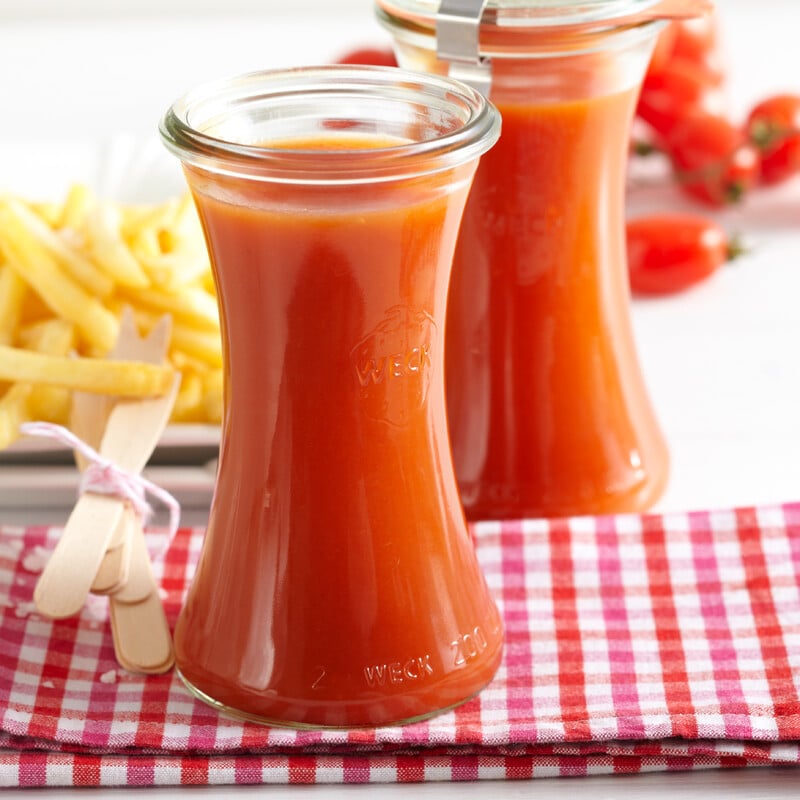Tomaten-Apfel-Ketchup Arbeitszeit 1 Std. 30 Min.Koch-/Backzeit 30 Min. Rezept für 3 −4 WECK-Gläser in Delikatessenform à 200 ml Inhalt